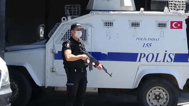 Diyarbakır'da cinayet zanlısı damadın evinin etrafında TOMA'li önlem Diyarbakır'da cinayet zanlısı damadın evinin etrafında TOMA'li önlem