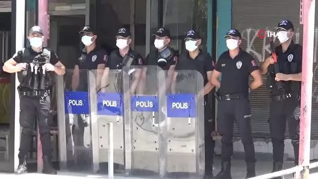 Diyarbakır'da cinayet zanlısı damadın evinin etrafında TOMA'lı önlem Diyarbakır'da cinayet zanlısı damadın evinin etrafında TOMA'lı önlem