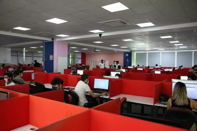 Diyarbakır'daki çağrı merkezlerinde yeni istihdam hedefi 5 bin Diyarbakır'daki çağrı merkezlerinde yeni istihdam hedefi 5 bin