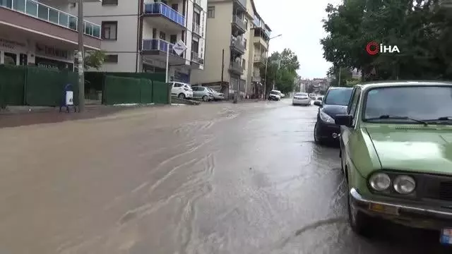 Dolu yağışıyla sokaklar beyaza büründü, dolu yığınları kamyonlarla taşındı Dolu yağışıyla sokaklar beyaza büründü, dolu yığınları kamyonlarla taşındı