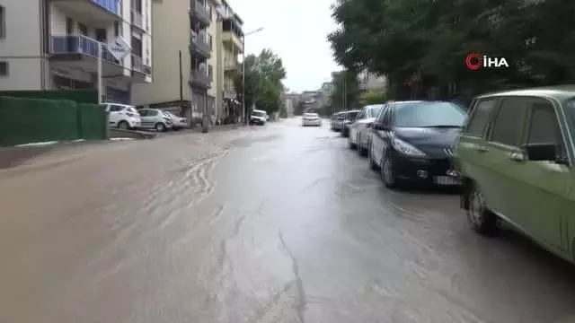 Dolu yağışıyla sokaklar beyaza büründü, dolu yığınları kamyonlarla taşındı Dolu yağışıyla sokaklar beyaza büründü, dolu yığınları kamyonlarla taşındı