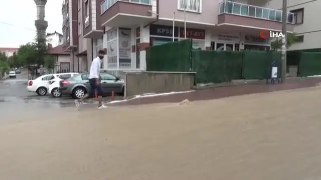 Dolu yağışıyla sokaklar beyaza büründü, dolu yığınları kamyonlarla taşındı Dolu yağışıyla sokaklar beyaza büründü, dolu yığınları kamyonlarla taşındı