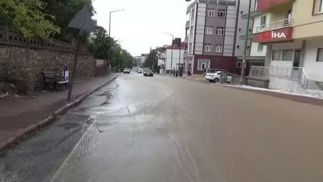 Dolu yağışıyla sokaklar beyaza büründü, dolu yığınları kamyonlarla taşındı Dolu yağışıyla sokaklar beyaza büründü, dolu yığınları kamyonlarla taşındı