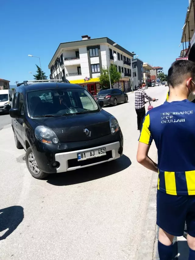 Dönüş yapamaya çalışan ticari araç ile bisiklet böyle çarpıştı Dönüş yapamaya çalışan ticari araç ile bisiklet böyle çarpıştı