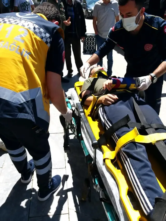 Dönüş yapamaya çalışan ticari araç ile bisiklet böyle çarpıştı Dönüş yapamaya çalışan ticari araç ile bisiklet böyle çarpıştı