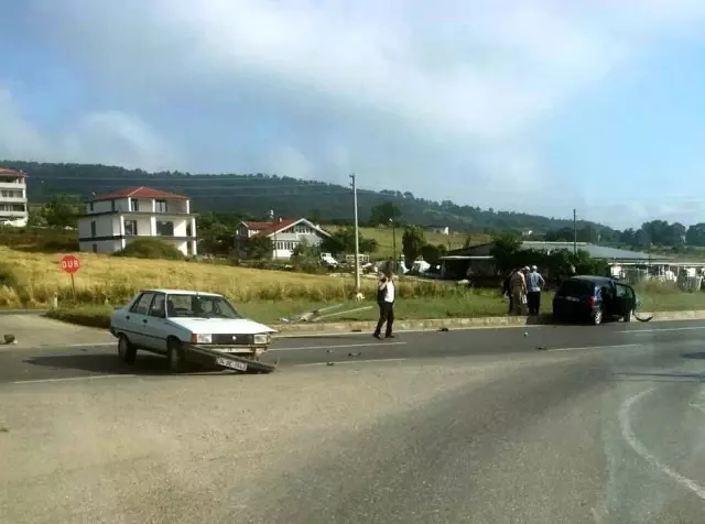 Duble yolda iki otomobil çarpıştı: 1 yaralı Duble yolda iki otomobil çarpıştı: 1 yaralı