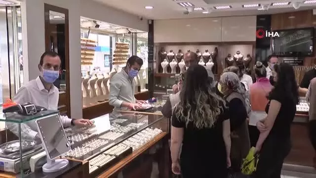 Düğün sezonunun açılması sarrafları hareketlendirdi Düğün sezonunun açılması sarrafları hareketlendirdi