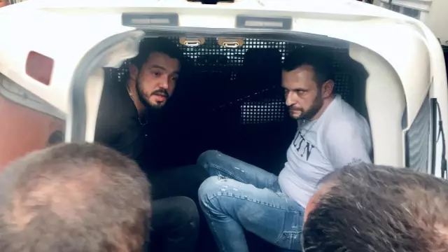 Dur ihtarına uymayan sürücü, ablukaya alınarak yakalandı: Polisler alkışlanarak uğurlandı Dur ihtarına uymayan sürücü, ablukaya alınarak yakalandı: Polisler alkışlanarak uğurlandı