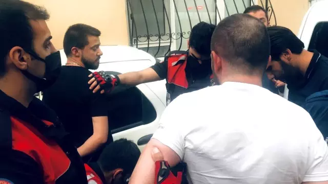 Dur ihtarına uymayan sürücü, ablukaya alınarak yakalandı: Polisler alkışlanarak uğurlandı Dur ihtarına uymayan sürücü, ablukaya alınarak yakalandı: Polisler alkışlanarak uğurlandı