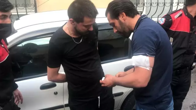Dur ihtarına uymayan sürücü, ablukaya alınarak yakalandı: Polisler alkışlanarak uğurlandı Dur ihtarına uymayan sürücü, ablukaya alınarak yakalandı: Polisler alkışlanarak uğurlandı