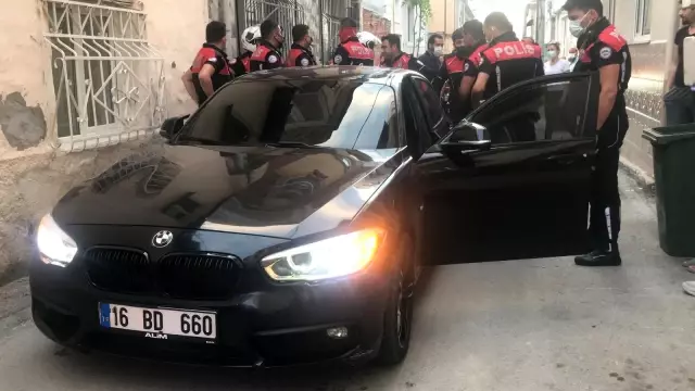 Dur ihtarına uymayan sürücü, ablukaya alınarak yakalandı: Polisler alkışlanarak uğurlandı Dur ihtarına uymayan sürücü, ablukaya alınarak yakalandı: Polisler alkışlanarak uğurlandı