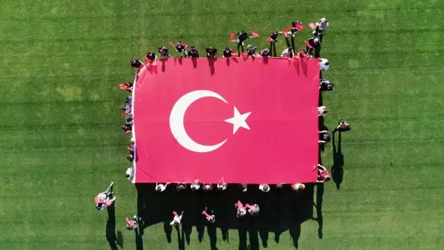 Genç milli sporculardan A Milli Futbol Takımı'na destek Genç milli sporculardan A Milli Futbol Takımı'na destek
