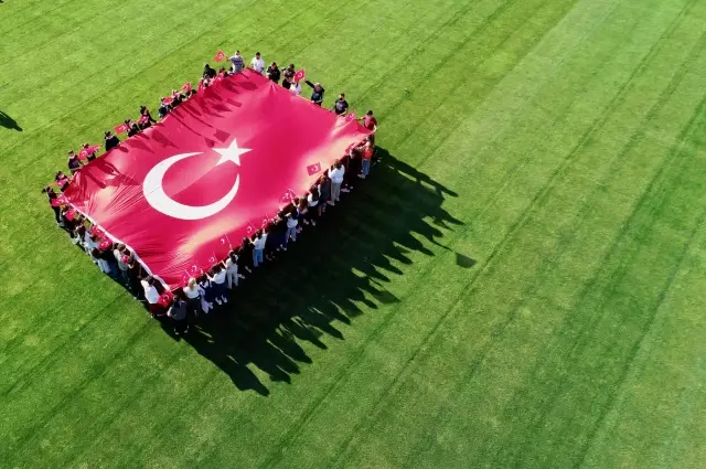 Genç milli sporculardan A Milli Futbol Takımı'na destek Genç milli sporculardan A Milli Futbol Takımı'na destek