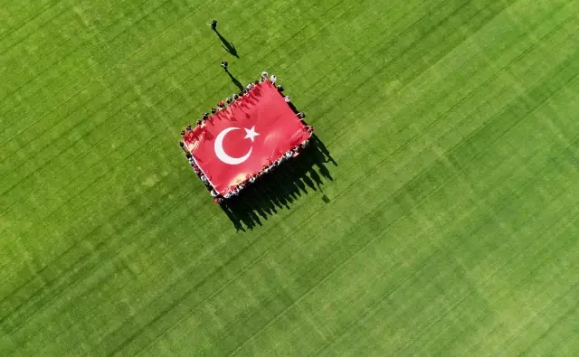 Genç milli sporculardan A Milli Futbol Takımı'na destek Genç milli sporculardan A Milli Futbol Takımı'na destek
