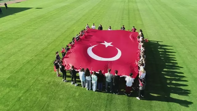 Genç milli sporculardan A Milli Futbol Takımı'na destek Genç milli sporculardan A Milli Futbol Takımı'na destek