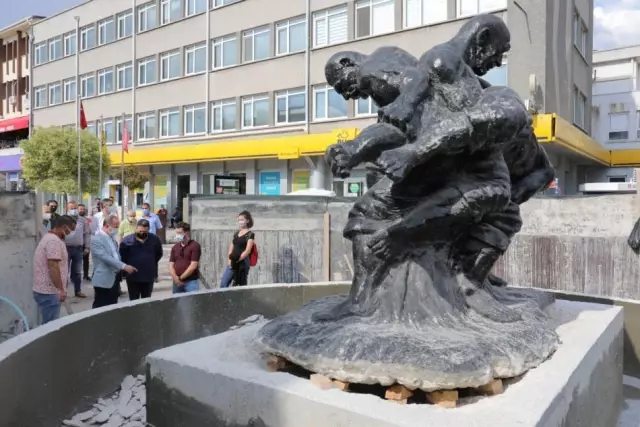 Tankut Öktem imzalı 'Pehlivanlar' heykeli görünür olması amacıyla Saraçlar Caddesi'ne taşındı Tankut Öktem imzalı 'Pehlivanlar' heykeli görünür olması amacıyla Saraçlar Caddesi'ne taşındı
