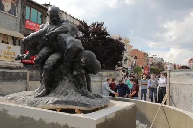 Tankut Öktem imzalı 'Pehlivanlar' heykeli görünür olması amacıyla Saraçlar Caddesi'ne taşındı Tankut Öktem imzalı 'Pehlivanlar' heykeli görünür olması amacıyla Saraçlar Caddesi'ne taşındı