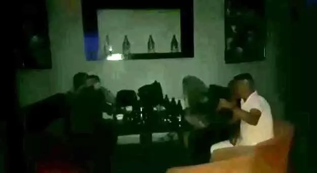 Eğlence mekanına korona operasyonu: 16 kişiye 55 bin 360 TL ceza Eğlence mekanına korona operasyonu: 16 kişiye 55 bin 360 TL ceza