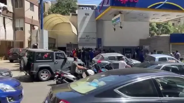 Ekonomik krizdeki Lübnan'da sürücüler, benzin için uzun kuyruklar oluşturdu Ekonomik krizdeki Lübnan'da sürücüler, benzin için uzun kuyruklar oluşturdu