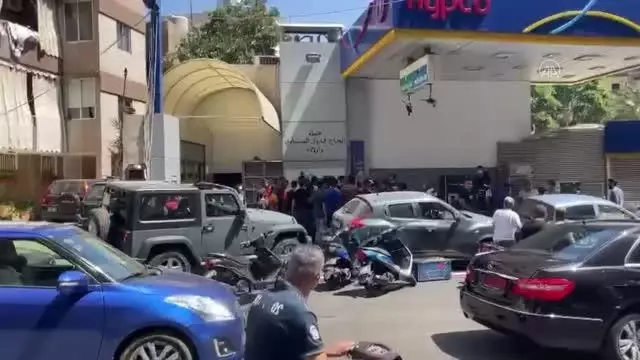 Ekonomik krizdeki Lübnan'da sürücüler, benzin için uzun kuyruklar oluşturdu Ekonomik krizdeki Lübnan'da sürücüler, benzin için uzun kuyruklar oluşturdu