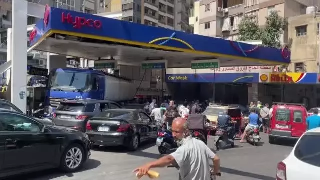 Ekonomik krizdeki Lübnan'da sürücüler, benzin için uzun kuyruklar oluşturdu Ekonomik krizdeki Lübnan'da sürücüler, benzin için uzun kuyruklar oluşturdu