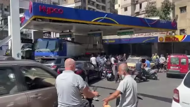 Ekonomik krizdeki Lübnan'da sürücüler, benzin için uzun kuyruklar oluşturdu Ekonomik krizdeki Lübnan'da sürücüler, benzin için uzun kuyruklar oluşturdu