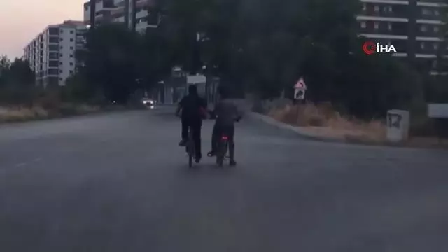 El ele tehlikeli yolculuk El ele tehlikeli yolculuk