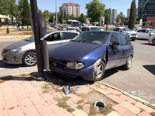 Son dakika: Elazığ'da trafik kazası: 2 yaralı Son dakika: Elazığ'da trafik kazası: 2 yaralı