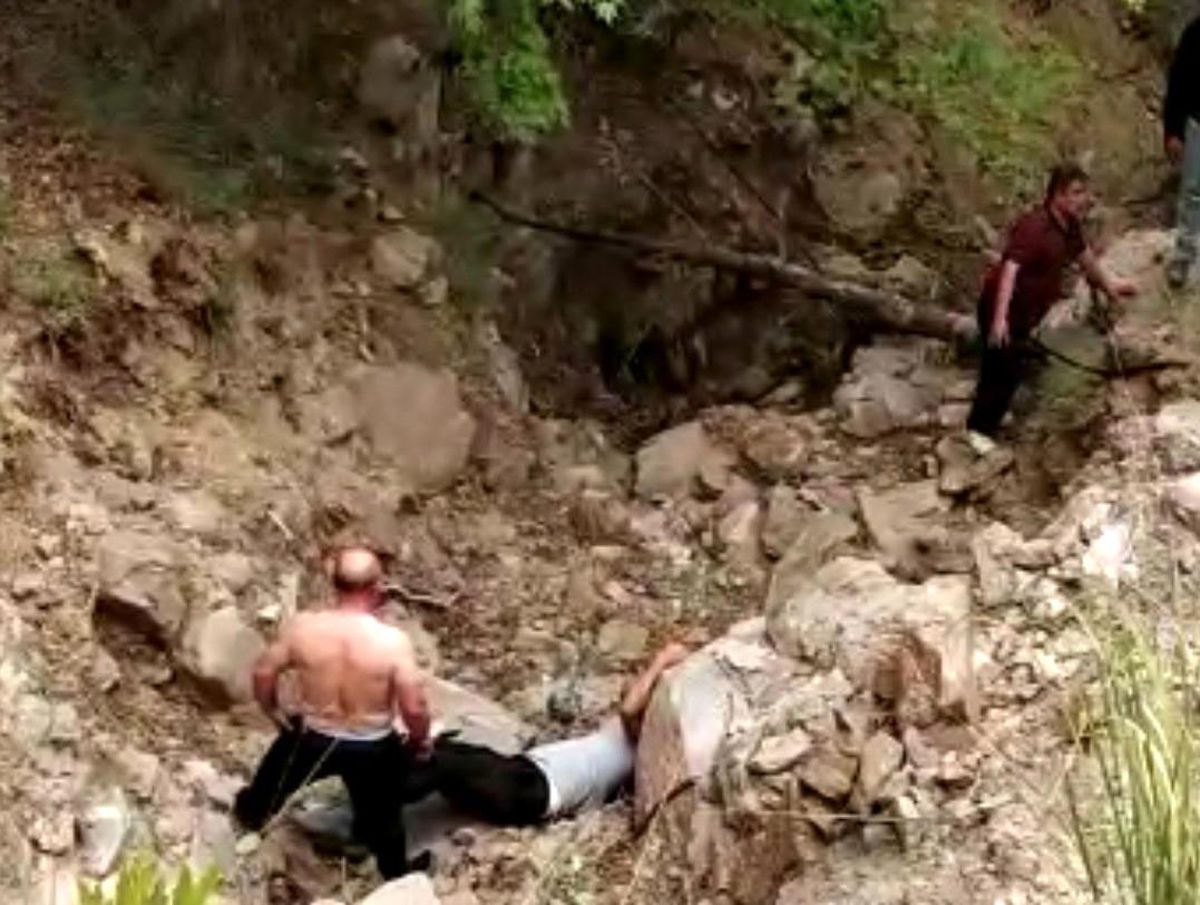 Bir anlık dikkatsizlik pahalıya patladı! Elektrik direklerini sayarken uçurumdan düştü