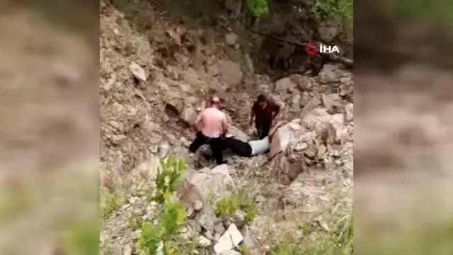 Elektrik direklerini sayarken uçurumdan düştü Elektrik direklerini sayarken uçurumdan düştü