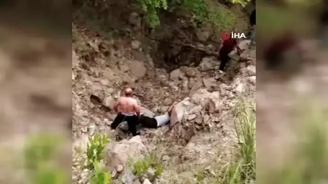 Elektrik direklerini sayarken uçurumdan düştü Elektrik direklerini sayarken uçurumdan düştü