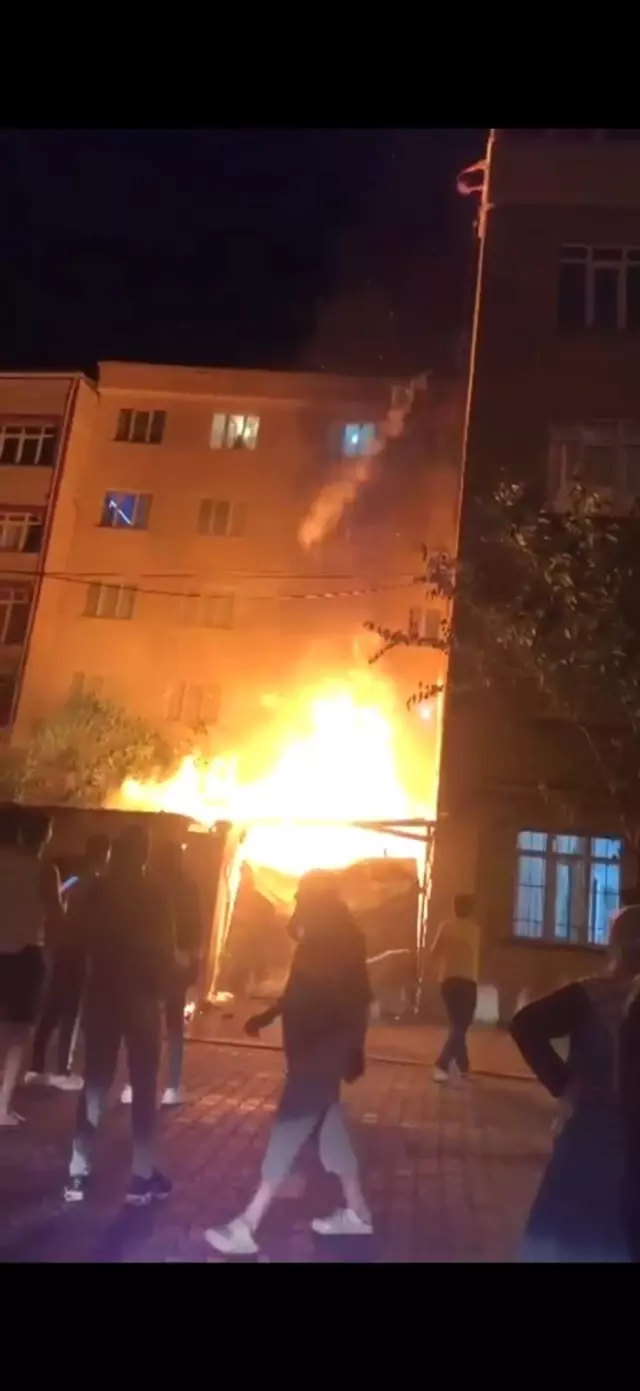 Esenyurt'ta iki bina arasındaki hurda deposu alev alev yandı: Kovalarla müdahale ettiler Esenyurt'ta iki bina arasındaki hurda deposu alev alev yandı: Kovalarla müdahale ettiler