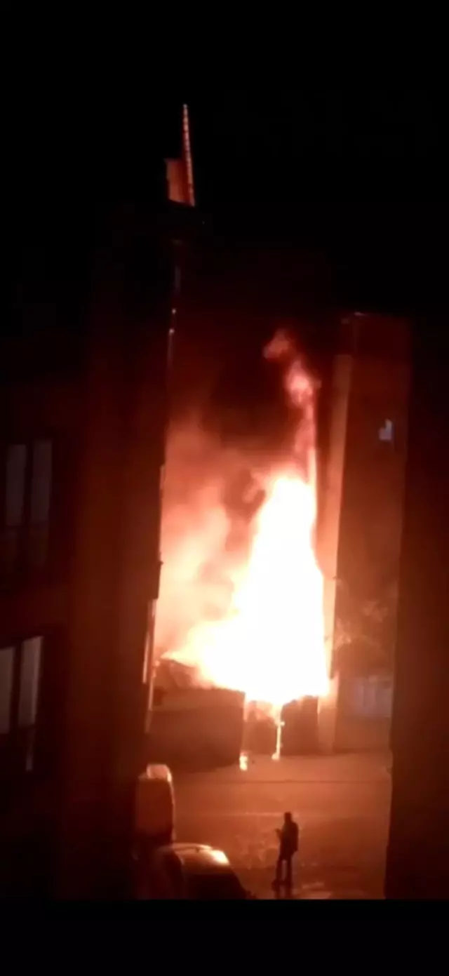 Esenyurt'ta iki bina arasındaki hurda deposu alev alev yandı: Kovalarla müdahale ettiler Esenyurt'ta iki bina arasındaki hurda deposu alev alev yandı: Kovalarla müdahale ettiler