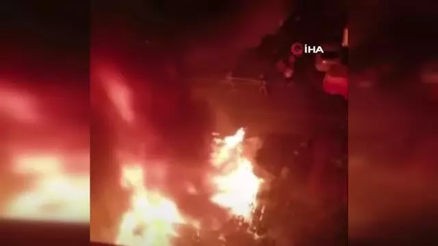 Esenyurt'ta iki bina arasındaki hurda deposu alev alev yandı: Kovalarla müdahale ettiler Esenyurt'ta iki bina arasındaki hurda deposu alev alev yandı: Kovalarla müdahale ettiler