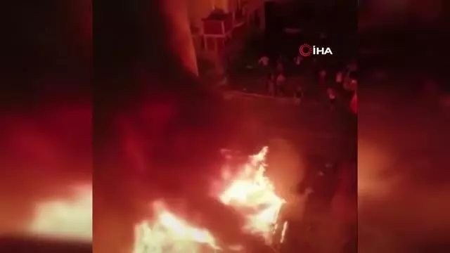 Esenyurt'ta iki bina arasındaki hurda deposu alev alev yandı: Kovalarla müdahale ettiler Esenyurt'ta iki bina arasındaki hurda deposu alev alev yandı: Kovalarla müdahale ettiler