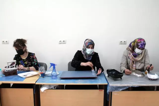 Eski eşyalar kadınların elinde hatıralarını yaşatıyor Eski eşyalar kadınların elinde hatıralarını yaşatıyor