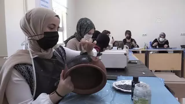 Eski eşyalar kadınların elinde hatıralarını yaşatıyor Eski eşyalar kadınların elinde hatıralarını yaşatıyor