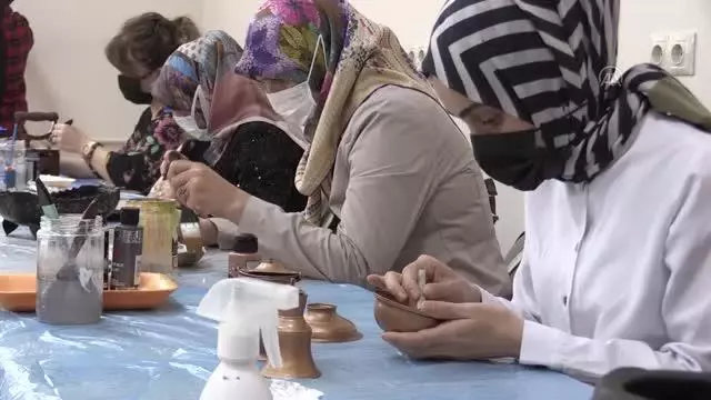 Eski eşyalar kadınların elinde hatıralarını yaşatıyor Eski eşyalar kadınların elinde hatıralarını yaşatıyor