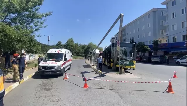 Eyüpsultan'da İETT otobüsü MOBESE direğine çarptı Eyüpsultan'da İETT otobüsü MOBESE direğine çarptı