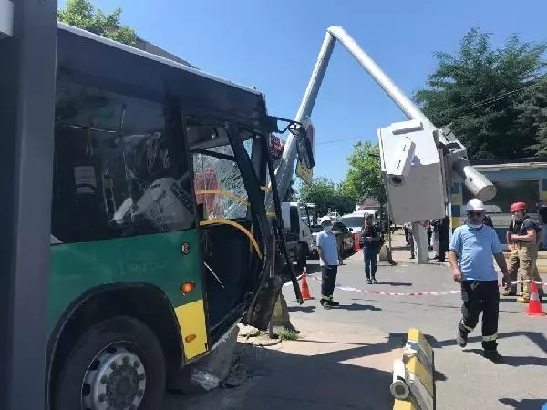 Son dakika haber: Eyüpsultan'da İETT otobüsü MOBESE kamerasına çarptı Son dakika haber: Eyüpsultan'da İETT otobüsü MOBESE kamerasına çarptı