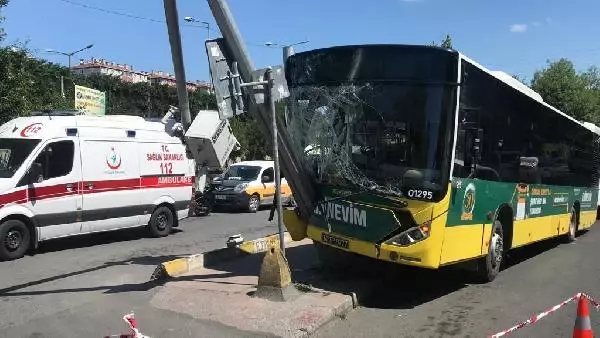 Son dakika haber: Eyüpsultan'da İETT otobüsü MOBESE kamerasına çarptı Son dakika haber: Eyüpsultan'da İETT otobüsü MOBESE kamerasına çarptı
