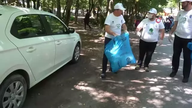 Eyüpsultan'daki piknik alanındaki çöpler temizlendi Eyüpsultan'daki piknik alanındaki çöpler temizlendi