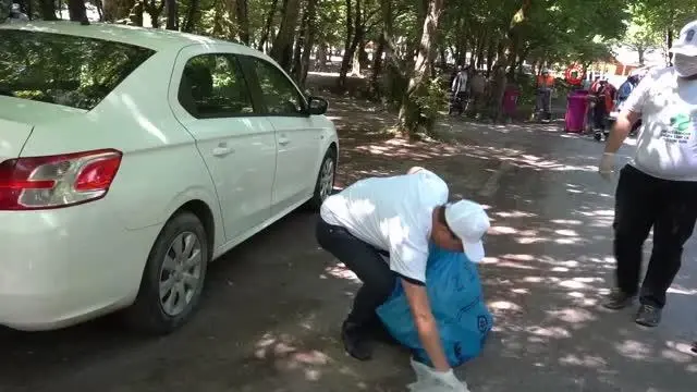 Eyüpsultan'daki piknik alanındaki çöpler temizlendi Eyüpsultan'daki piknik alanındaki çöpler temizlendi