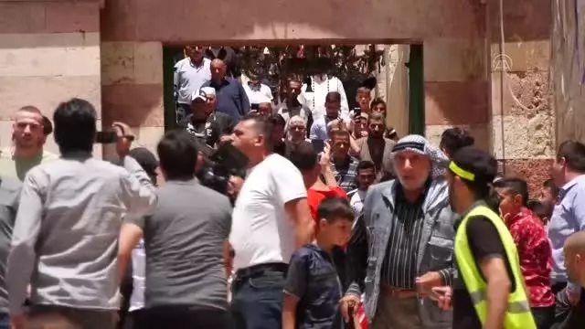 Filistinliler İsrail'in Harem-i İbrahim Camisi'nde ezanın hoparlörle okunmasını engellemesini protesto etti Filistinliler İsrail'in Harem-i İbrahim Camisi'nde ezanın hoparlörle okunmasını engellemesini protesto etti