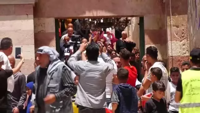 Filistinliler İsrail'in Harem-i İbrahim Camisi'nde ezanın hoparlörle okunmasını engellemesini protesto etti Filistinliler İsrail'in Harem-i İbrahim Camisi'nde ezanın hoparlörle okunmasını engellemesini protesto etti