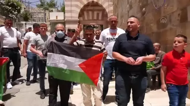 Filistinliler İsrail'in Harem-i İbrahim Camisi'nde ezanın hoparlörle okunmasını engellemesini protesto etti Filistinliler İsrail'in Harem-i İbrahim Camisi'nde ezanın hoparlörle okunmasını engellemesini protesto etti