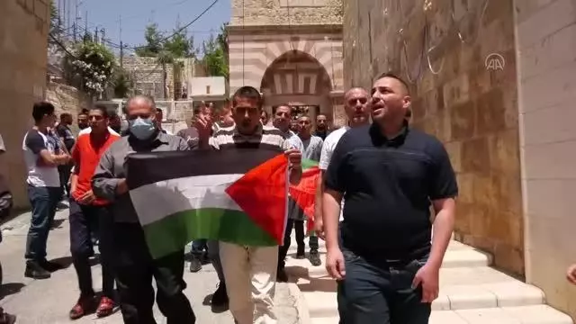 Filistinliler İsrail'in Harem-i İbrahim Camisi'nde ezanın hoparlörle okunmasını engellemesini protesto etti Filistinliler İsrail'in Harem-i İbrahim Camisi'nde ezanın hoparlörle okunmasını engellemesini protesto etti