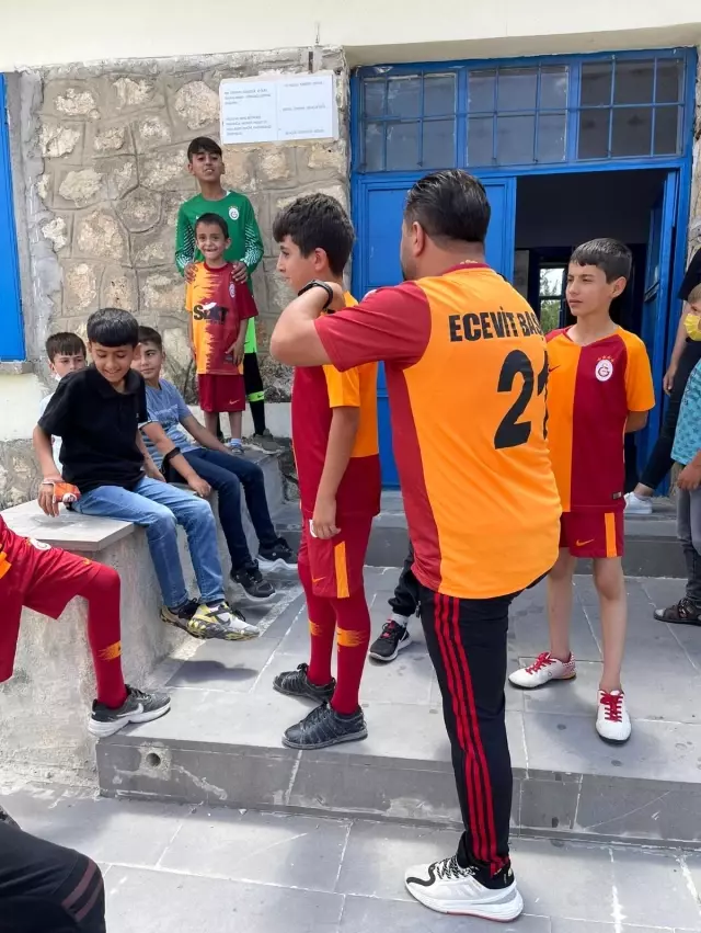 Galatasaray'dan Diyarbakır'daki köy okuluna malzeme desteği Galatasaray'dan Diyarbakır'daki köy okuluna malzeme desteği