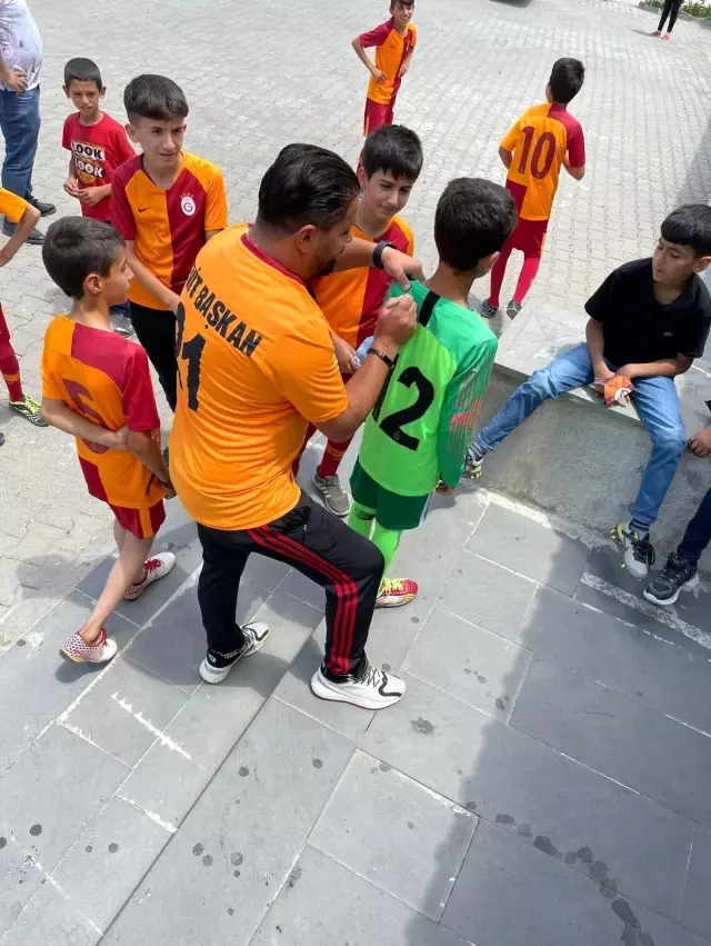 Galatasaray'dan Diyarbakır'daki köy okuluna malzeme desteği Galatasaray'dan Diyarbakır'daki köy okuluna malzeme desteği