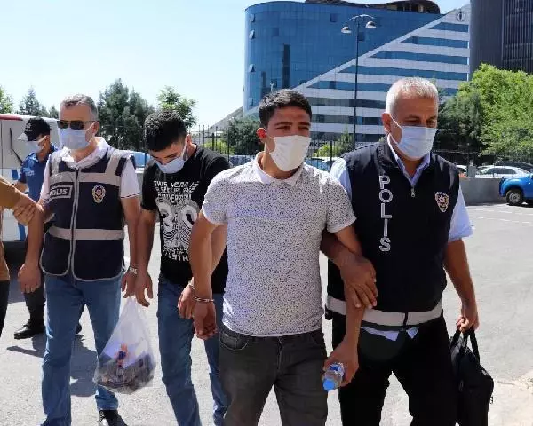 GAZİANTEP'TE DHA MUHABİRİNE SALDIRAN 4 KİŞİ ADLİYEDE GAZİANTEP'TE DHA MUHABİRİNE SALDIRAN 4 KİŞİ ADLİYEDE